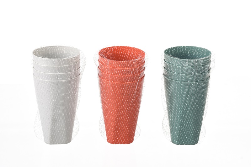 Plastic tumbler set