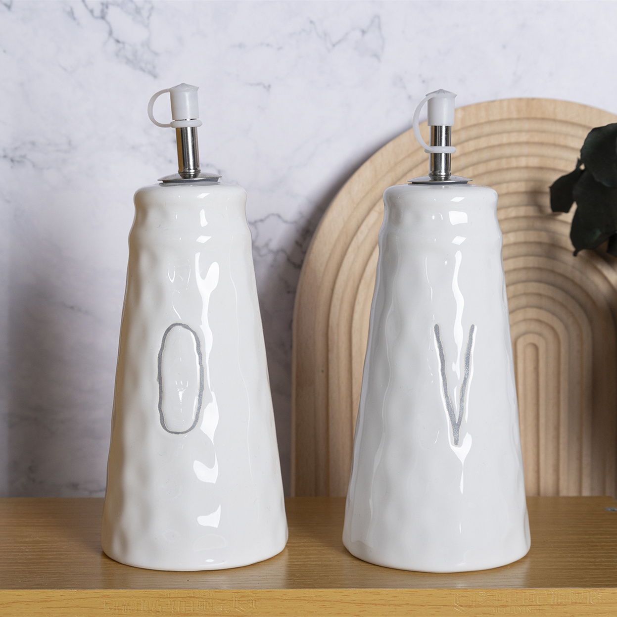 Ceramic olive oil/vinegar condiment bottle set with silkscreen design new choice for kitchenware