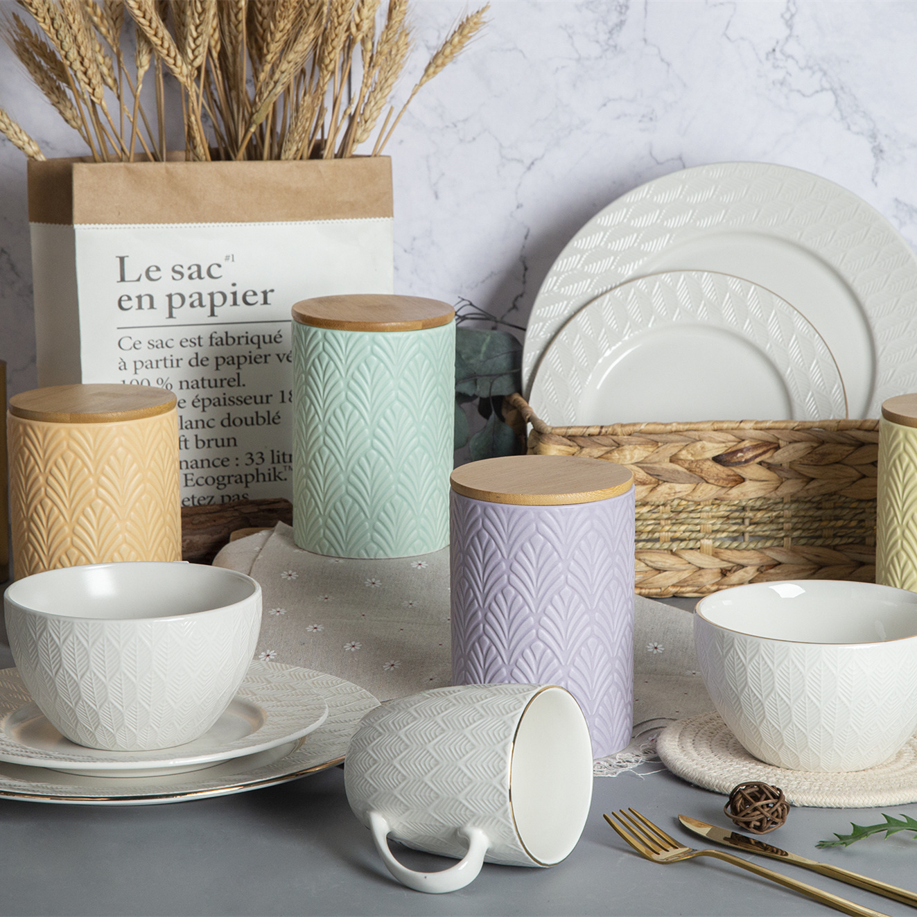 Embossed Ceramic Storage Jar with Bamboo Lid Food Storage Airtight Moisture-proof Storage Containers