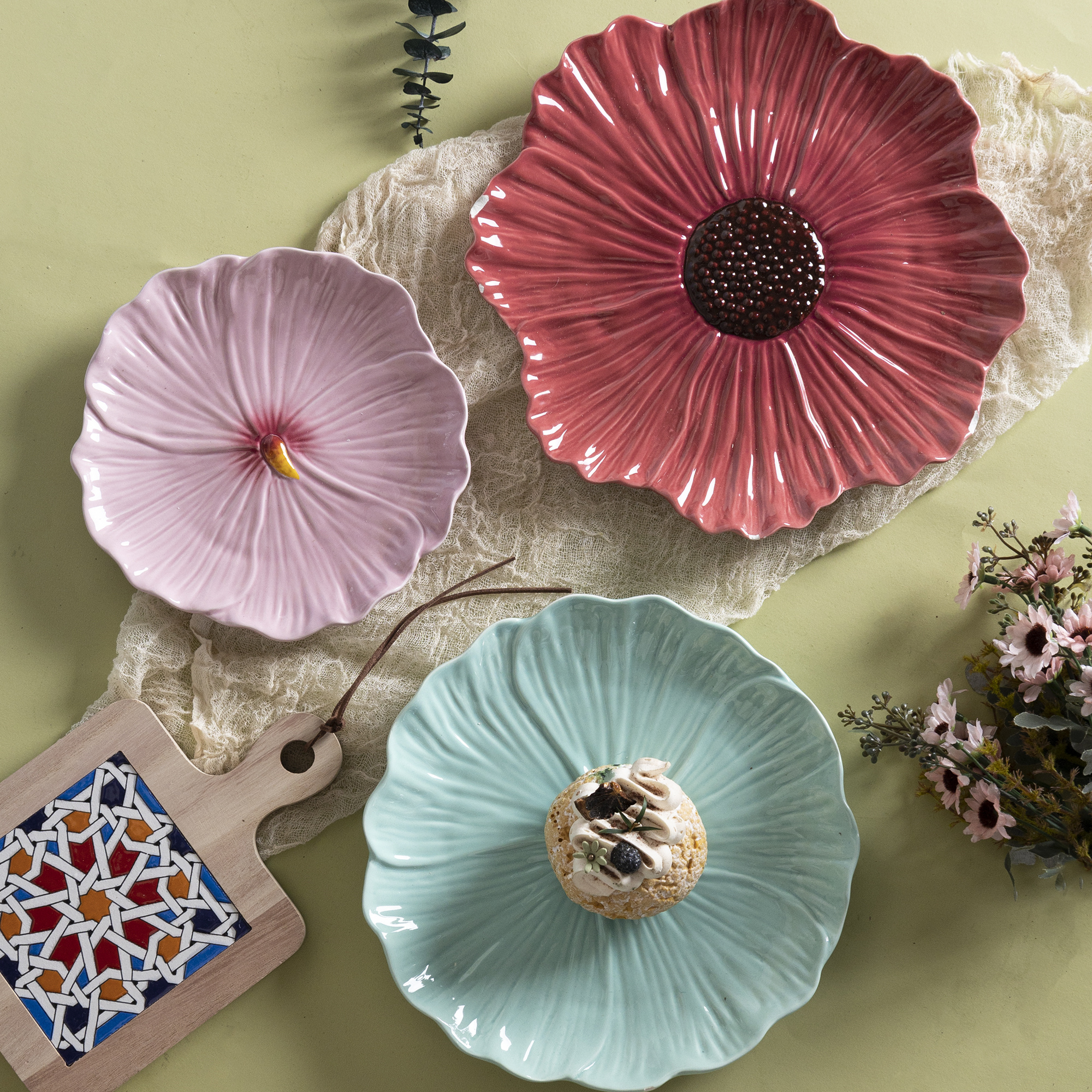 Flower Ceramic Plates with Embossed Multiple Colors Available Table Decoration and Plating Artifact