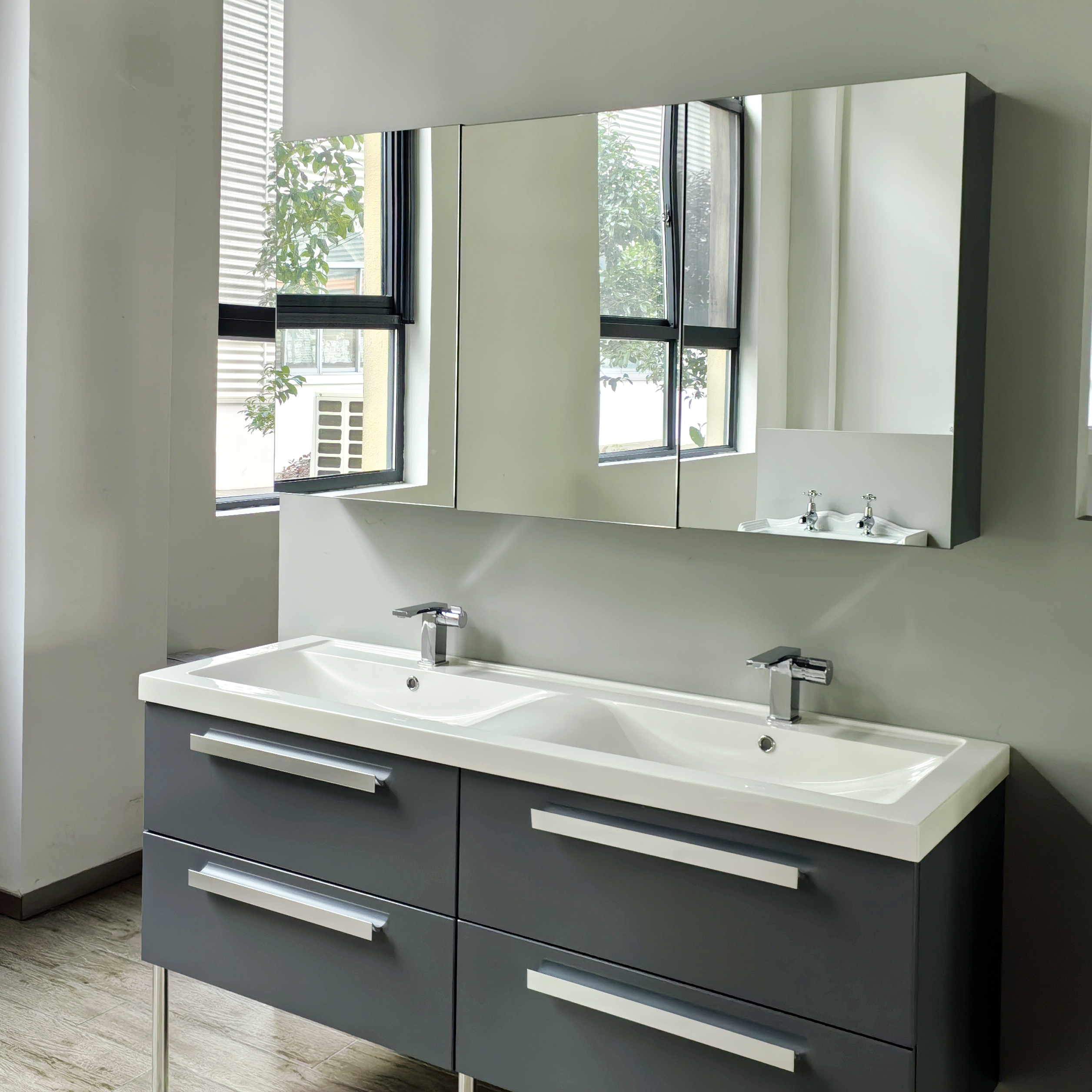 Mirror cabinet