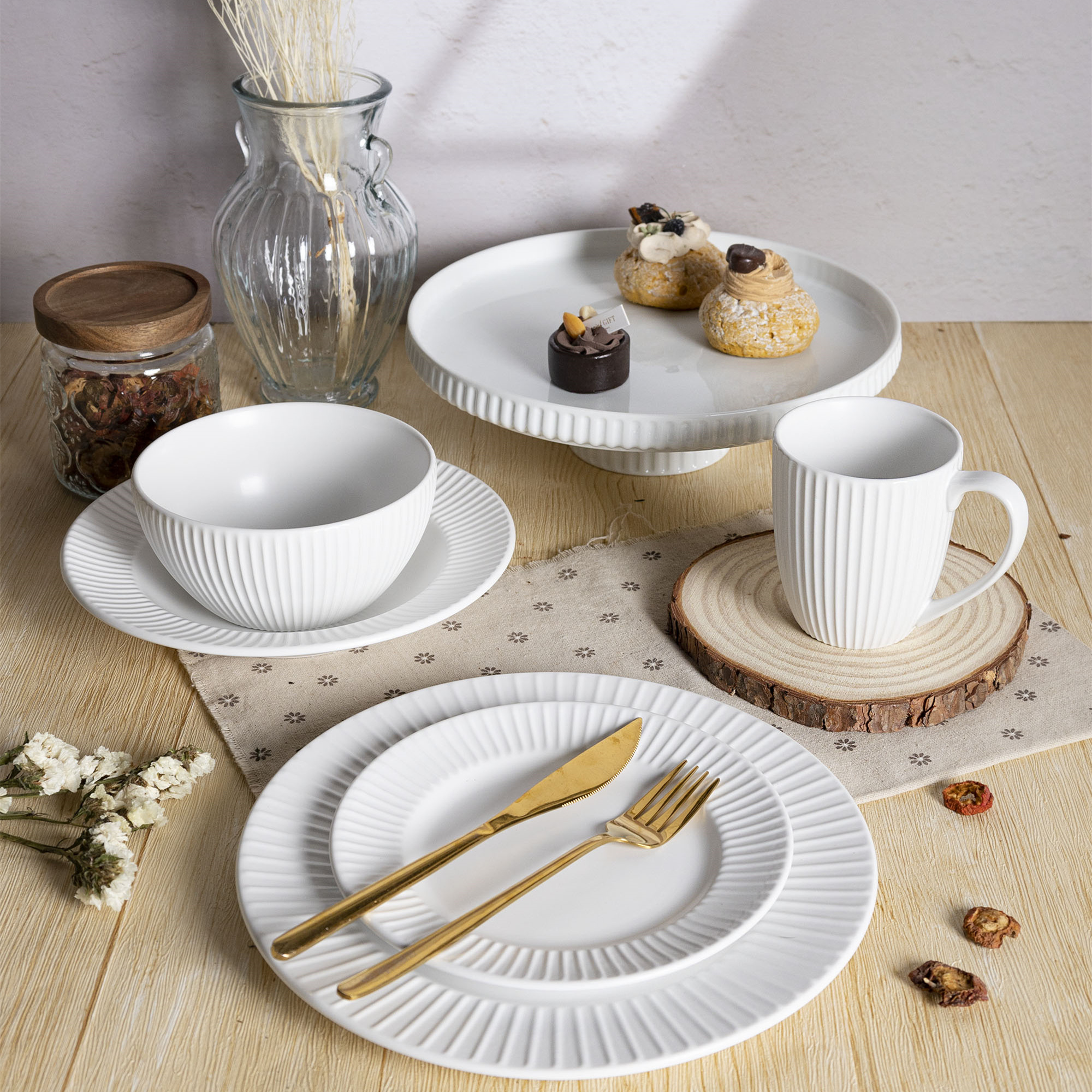 Happy Go Embossed Porcelain Dinner Set with Matte Color Glazed Outside Interpreting Low-key Texture