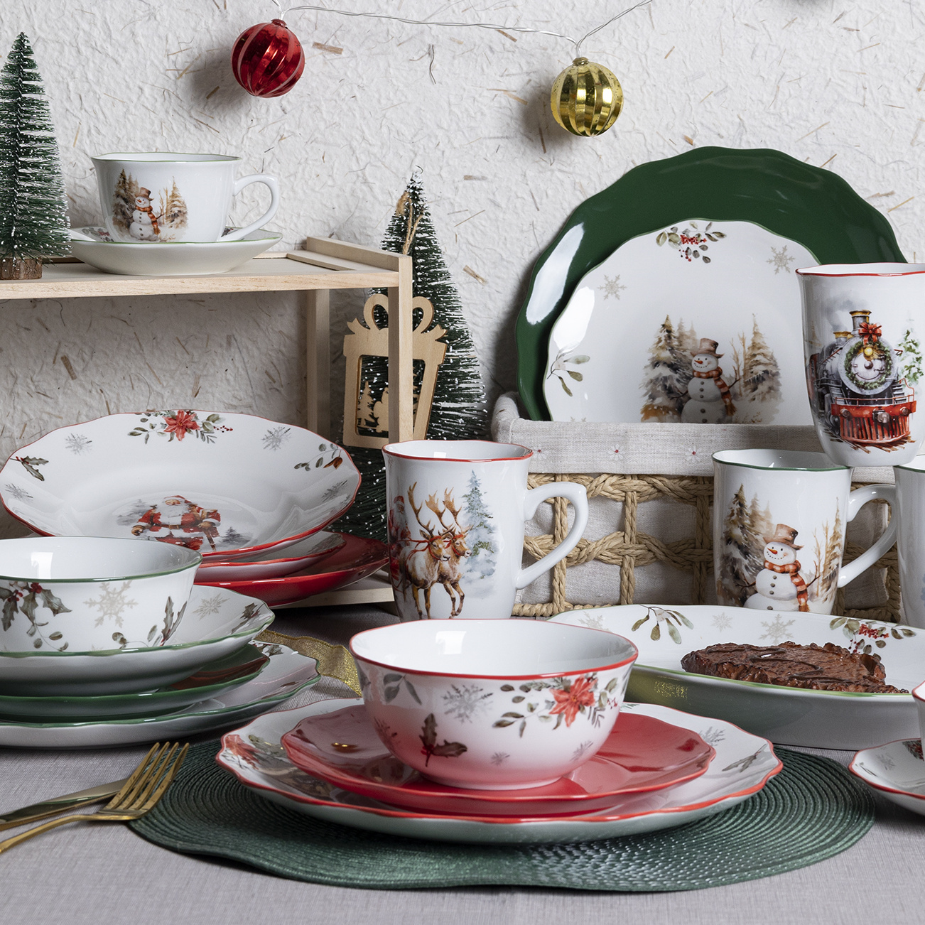 Happy Go Porcelain Tableware Set with Colored Glaze and Decal for Celebrate the Christmas Festive