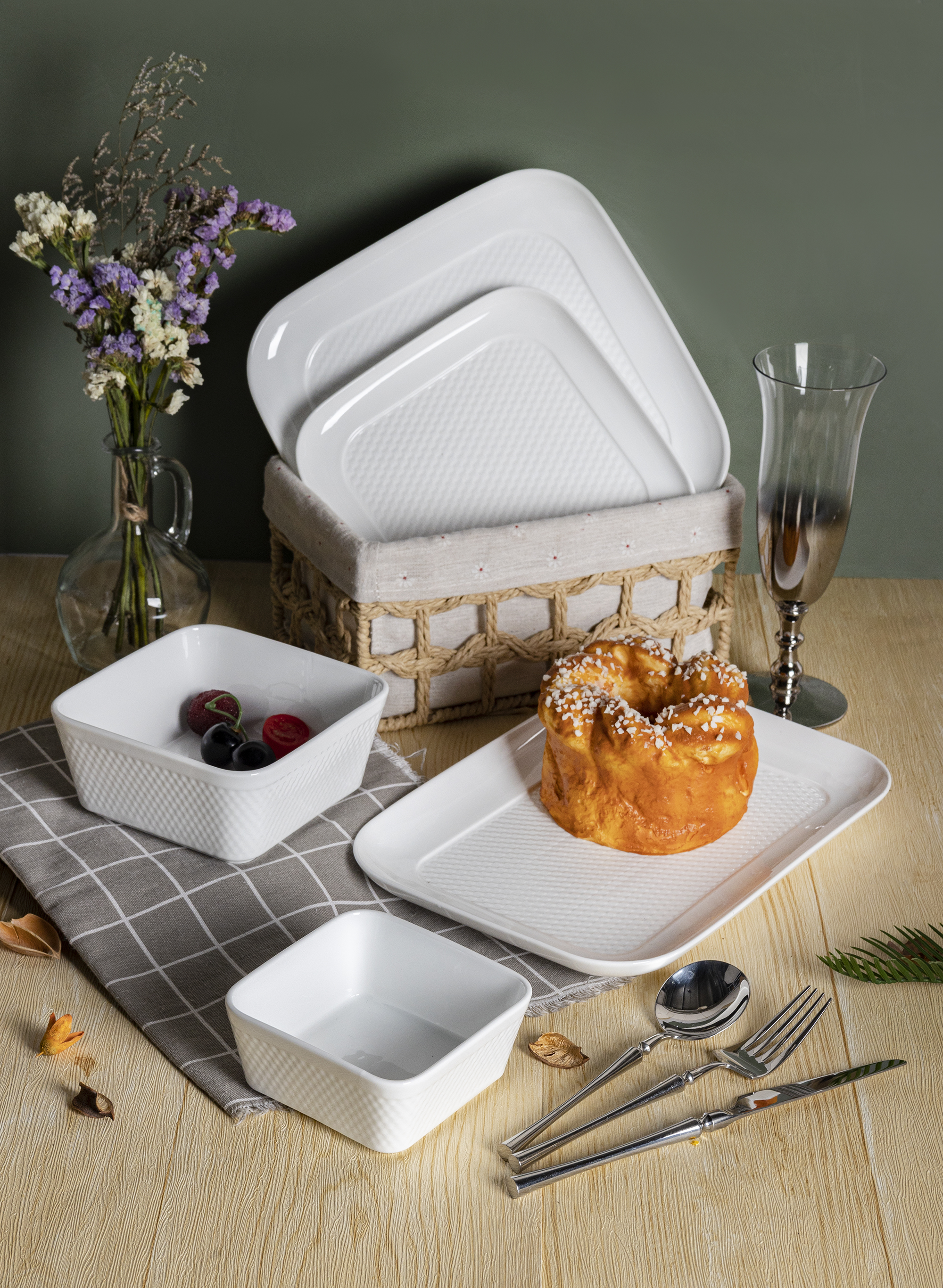 New Bone China Tableware with Glossy Glaze for Beautiful Table Setting