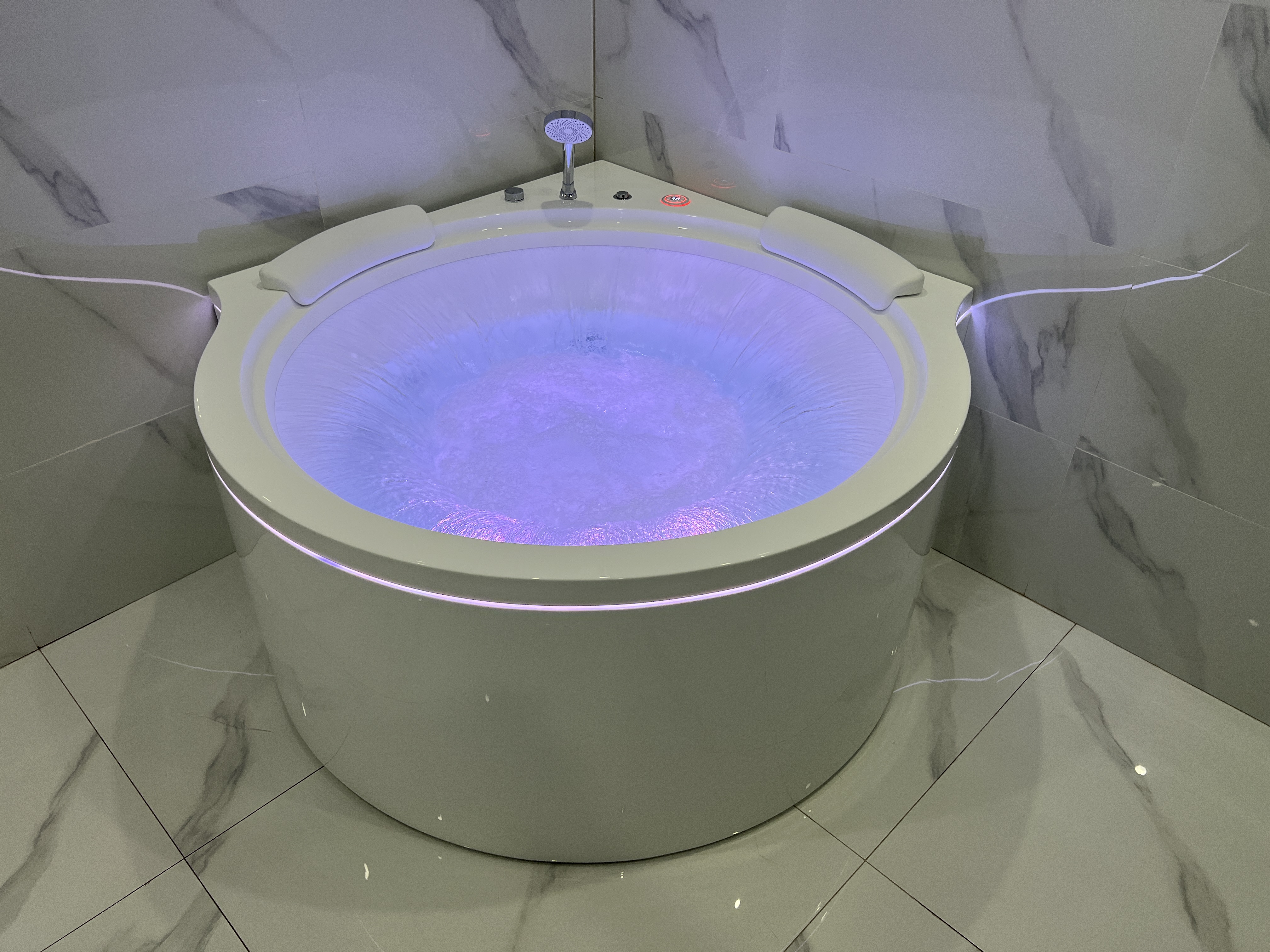 round waterfall whirlpool bathtub