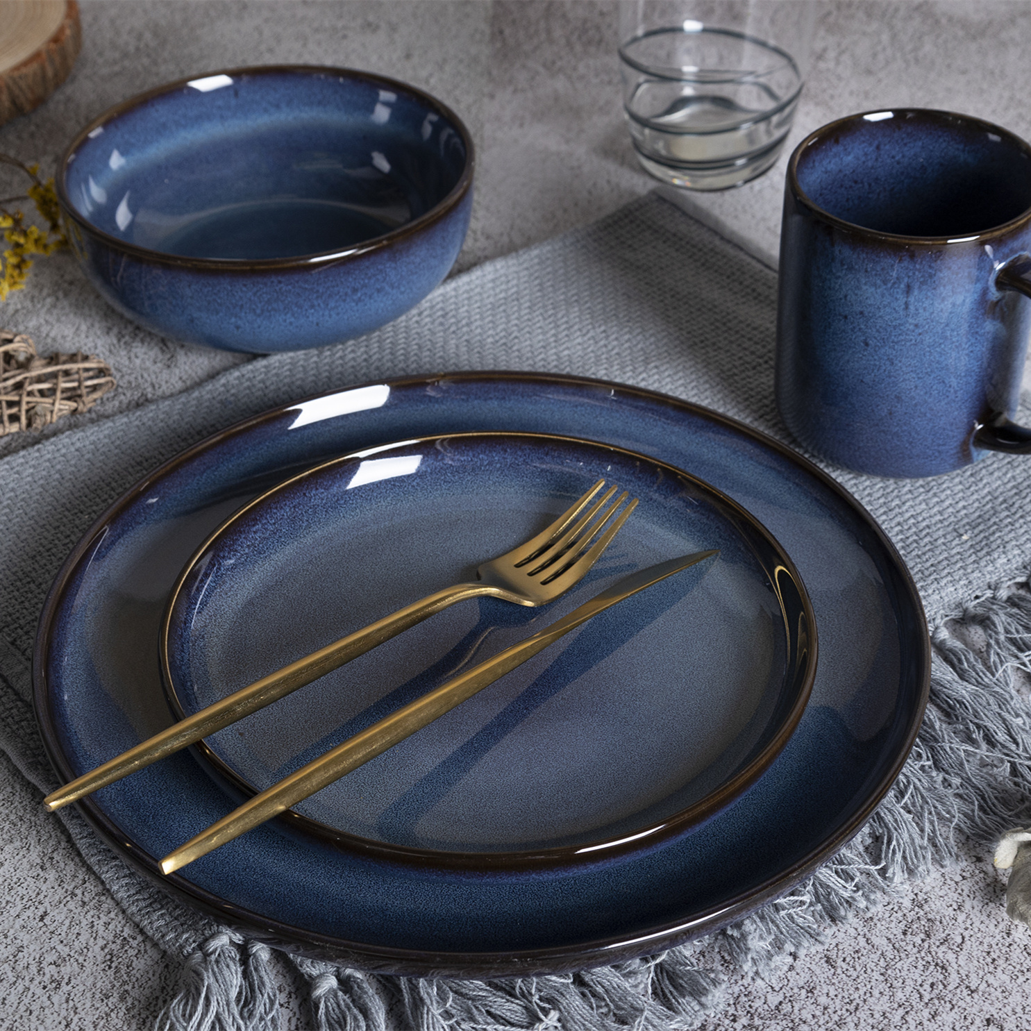 Happy Go White Porcelain Tableware Dinner Set (16/18 Pieces): Premium Blue Reactive Glaze