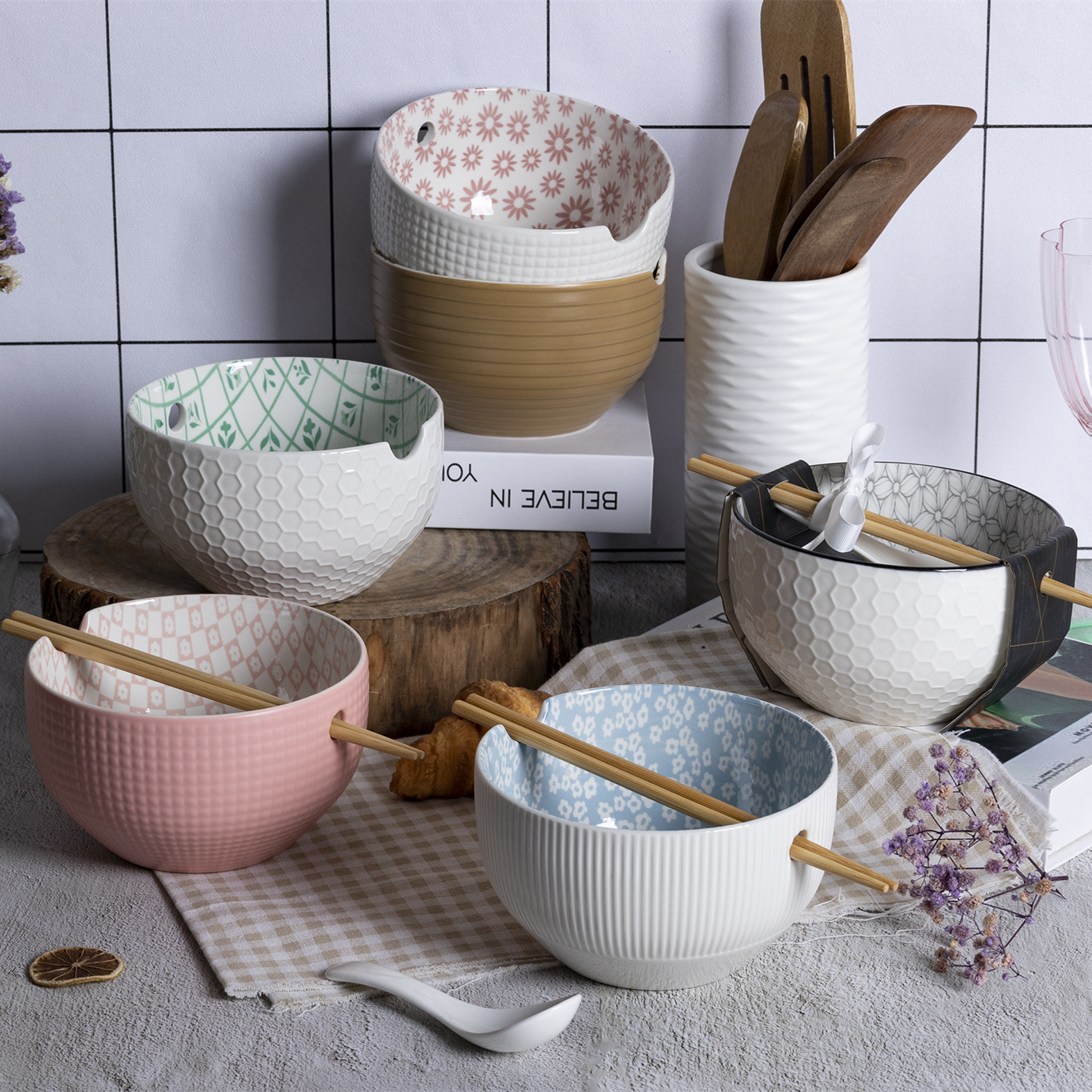Happy Go White Porcelain Ceramics Tableware Noodle Bowl with Fresh Flower & Embossed