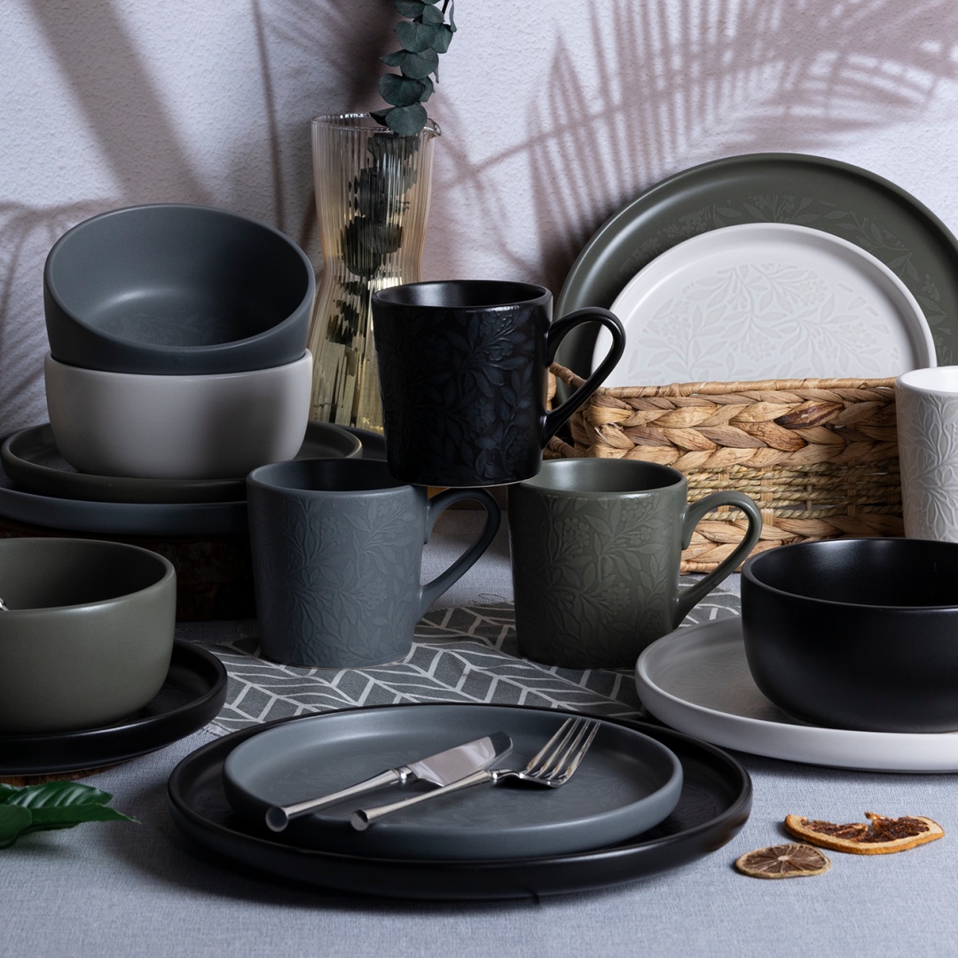 Year-Round Isolation Plant Print Stoneware Dinnerware Set