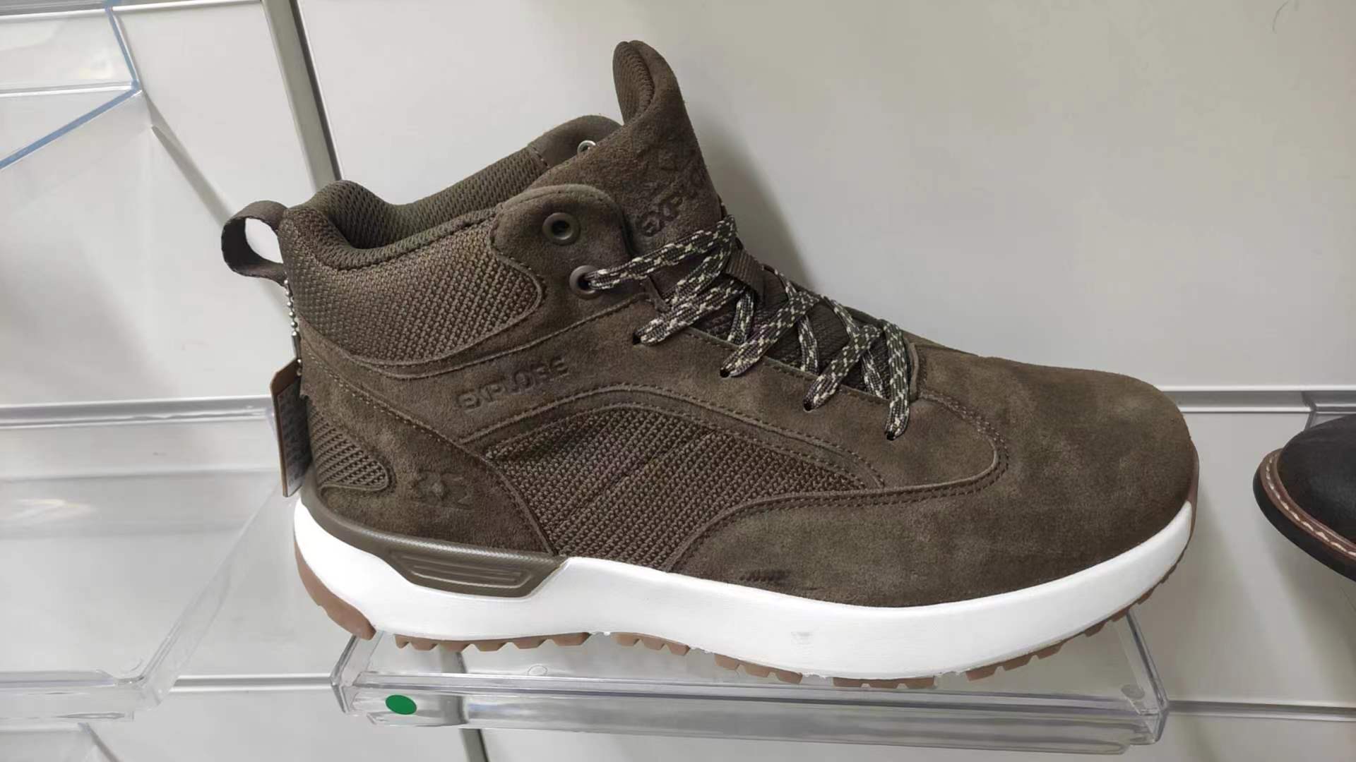 Mountaineering shoes
