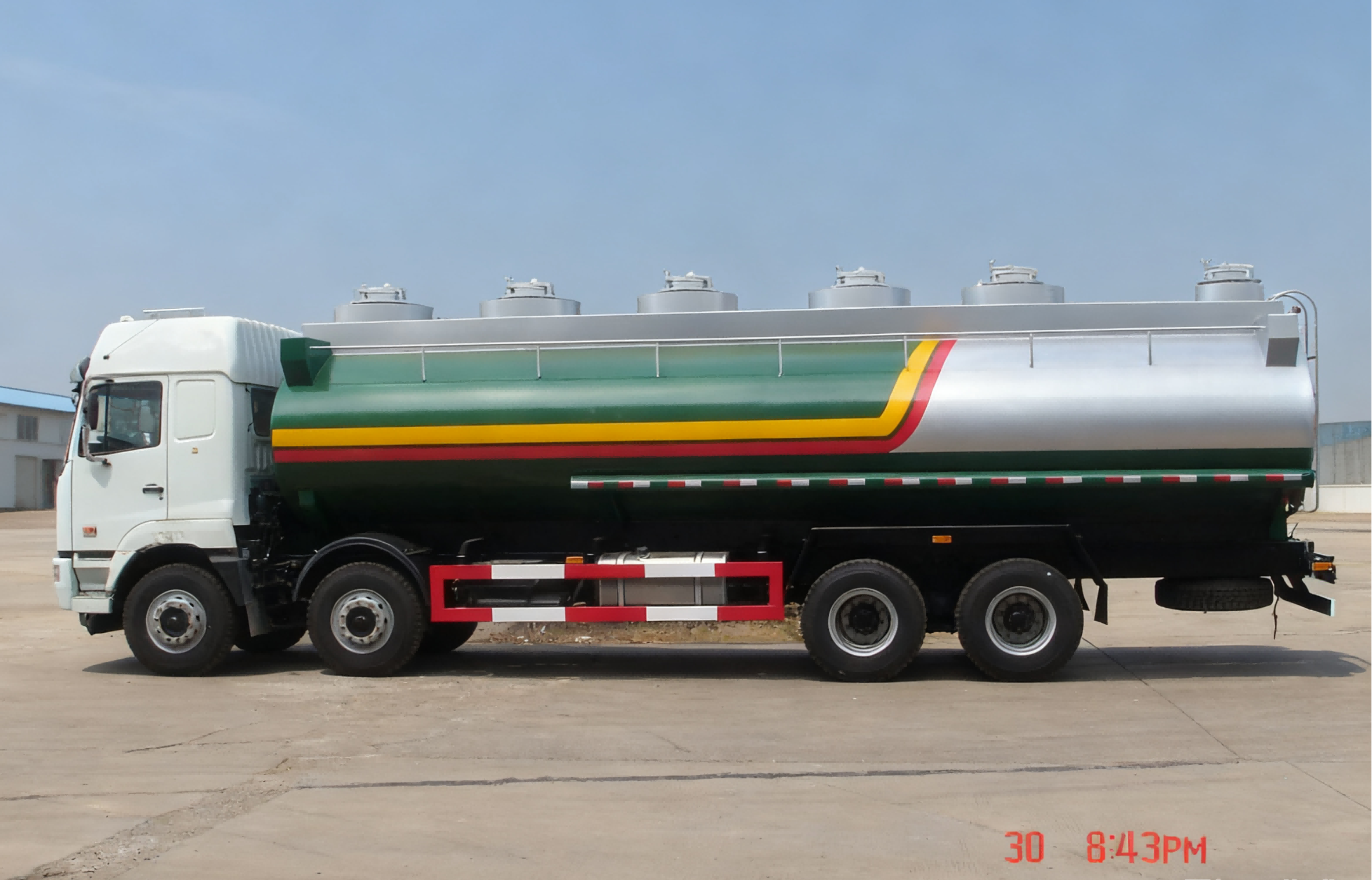 Multi - wheel Industrial Oil Separate Transport Tanker