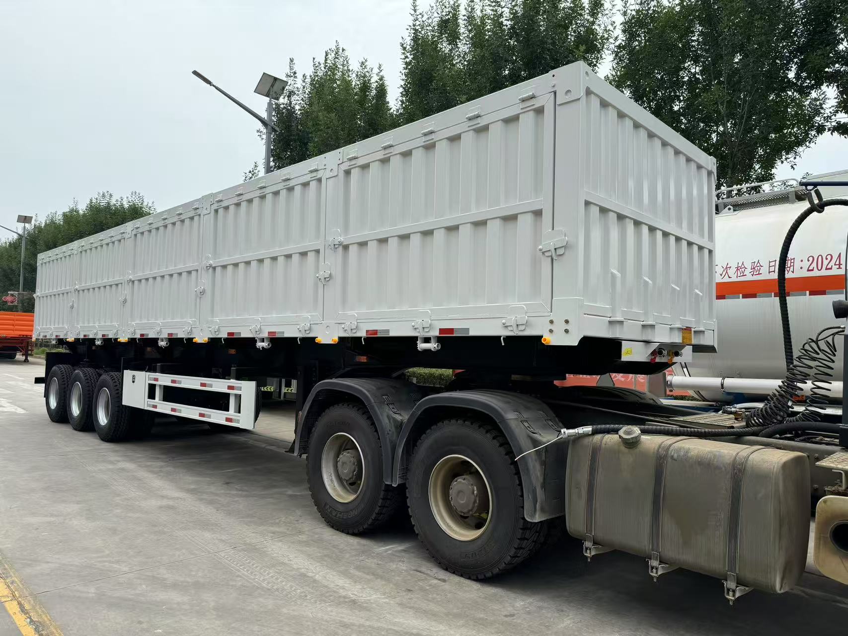 Sinoheng Heavy-Duty 120-Ton Side-Tipping Semi-Trailer