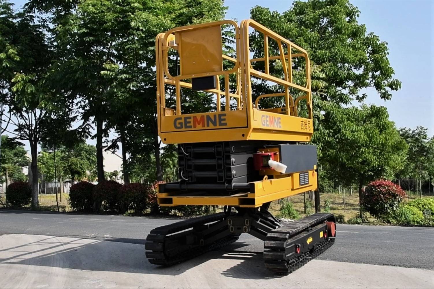 GEMNE Bi-leveling Crawler Scissor Lift