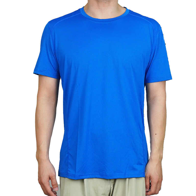Short-sleeved solid-colored T-shirt