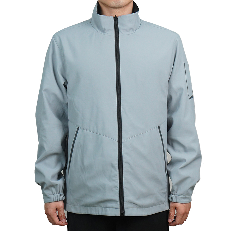Wear a windproof and waterproof jacket from both sides in spring and autumn