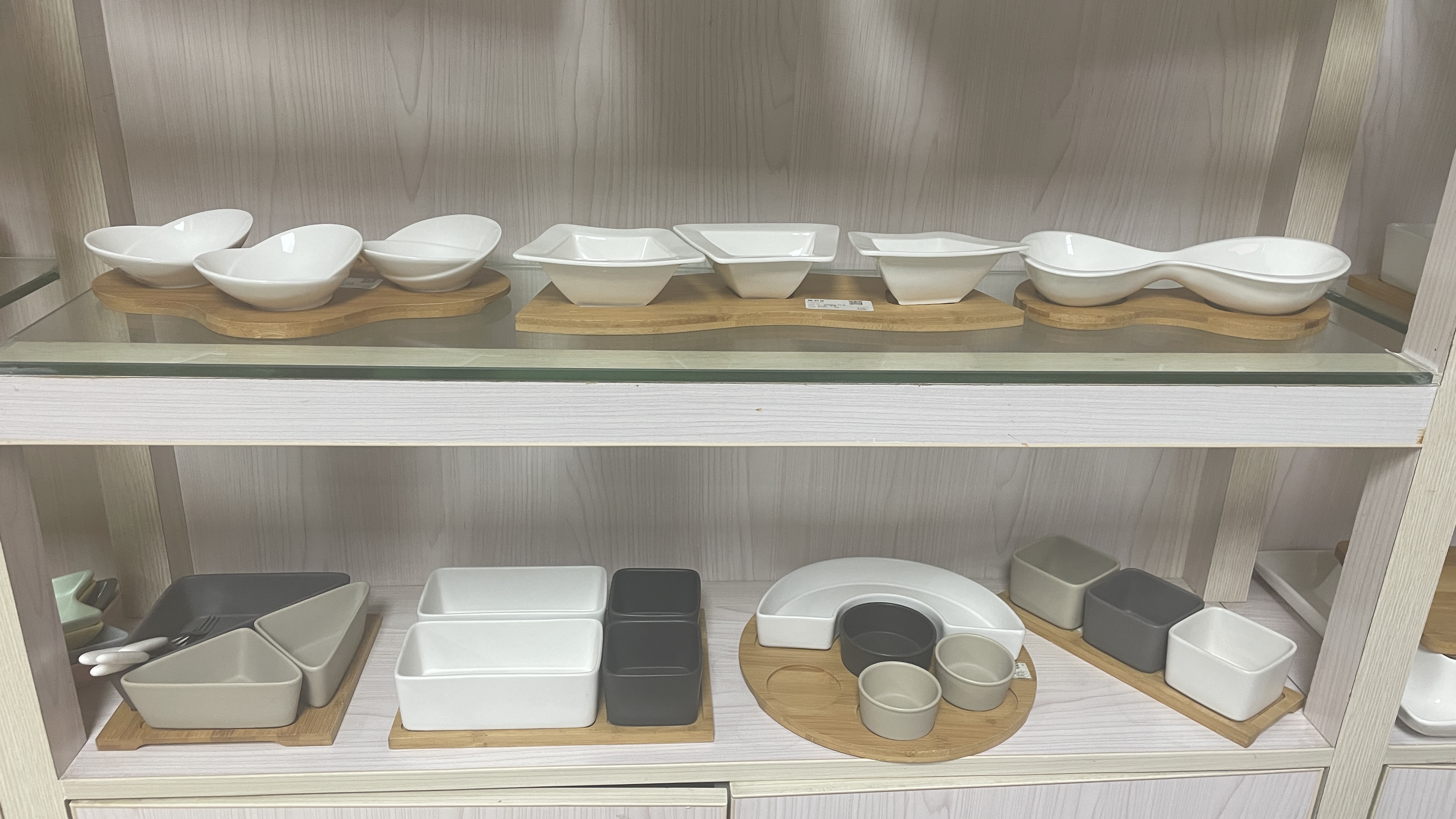 serving ware with bamboo tray