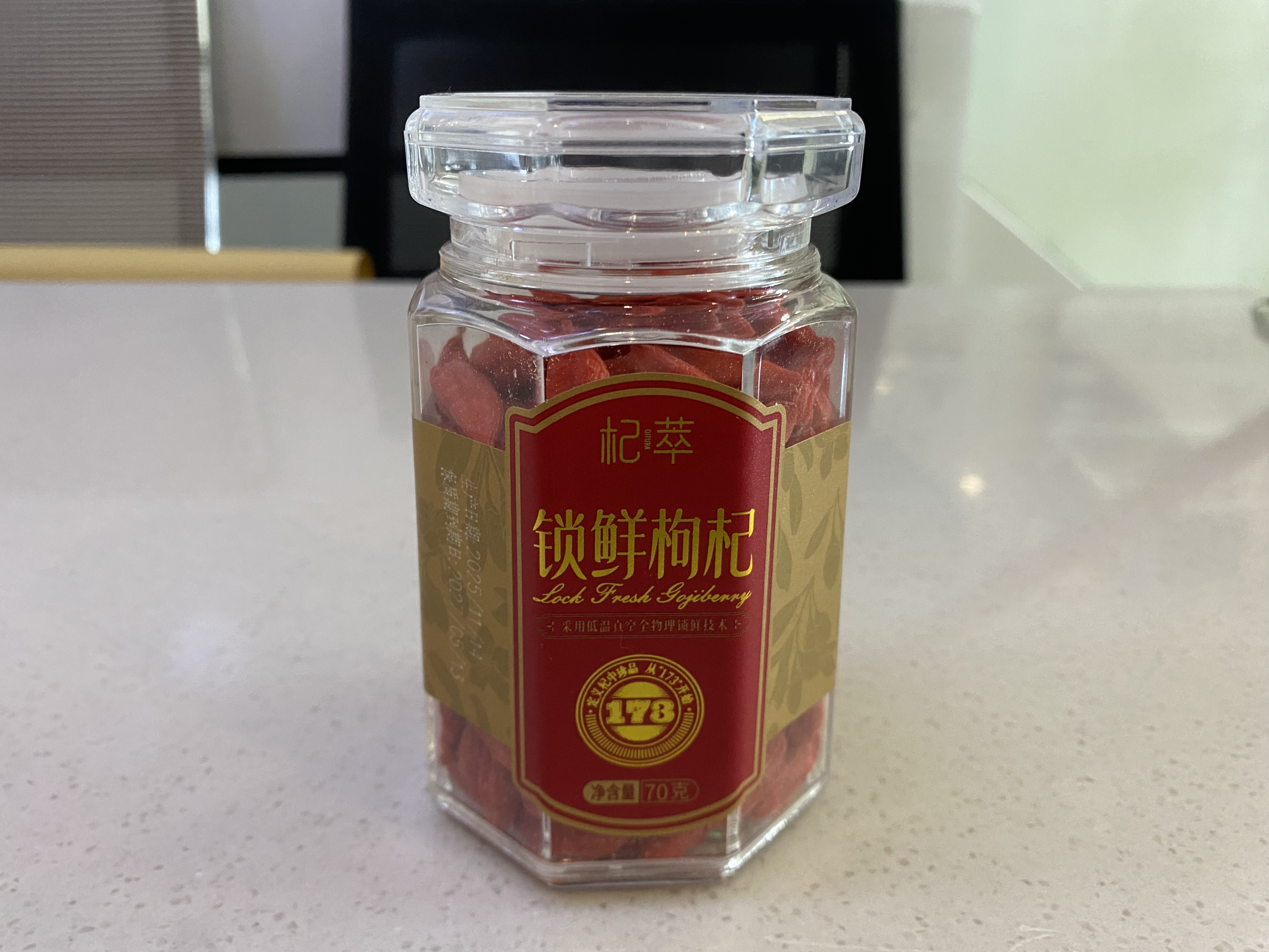 Qicui Locked-Fresh Wolfberry 把“杞萃锁鲜枸杞”翻译成英文，要求简洁明了 推荐一些黑枸杞浓缩汁的饮用方法 黑枸杞浓缩汁有哪些功效和作用？