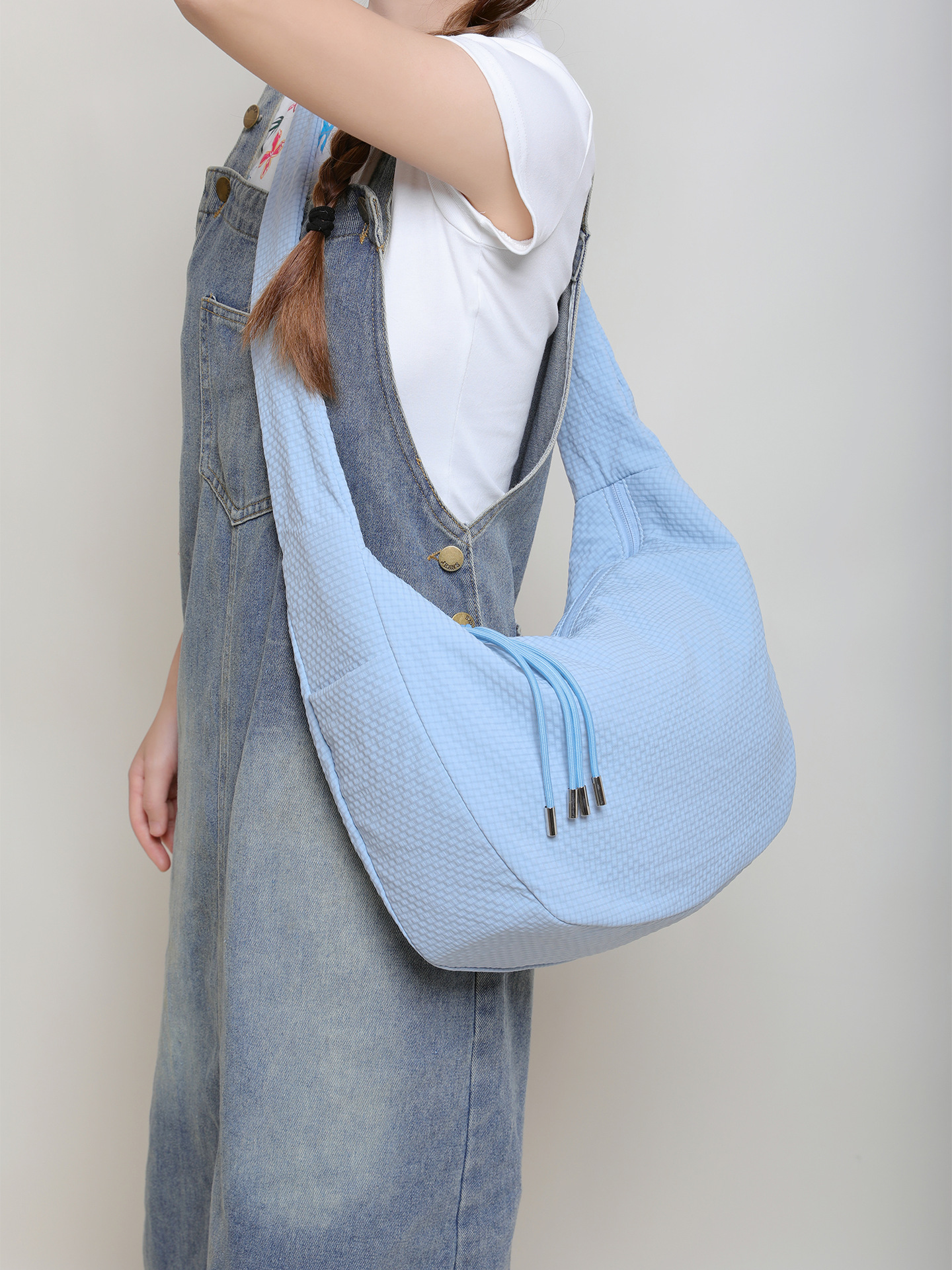 Solid-color minimalist tote bag with a relaxed and spacious design for daily use by women