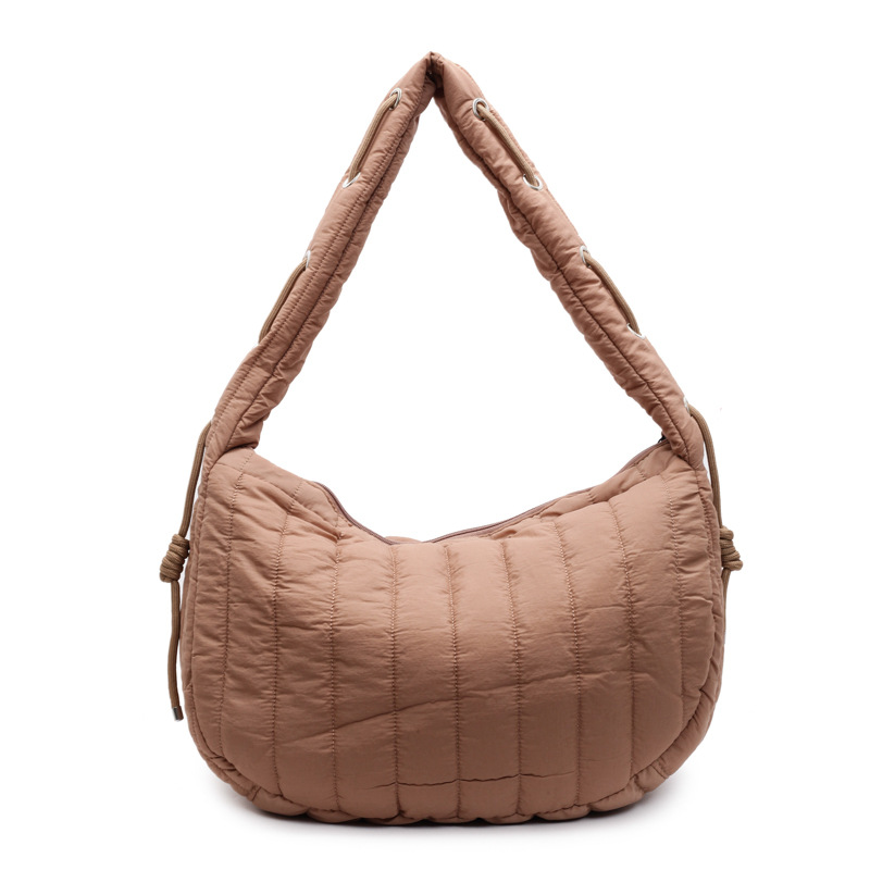 Solid-color minimalist tote bag with a relaxed and spacious design for daily use by women