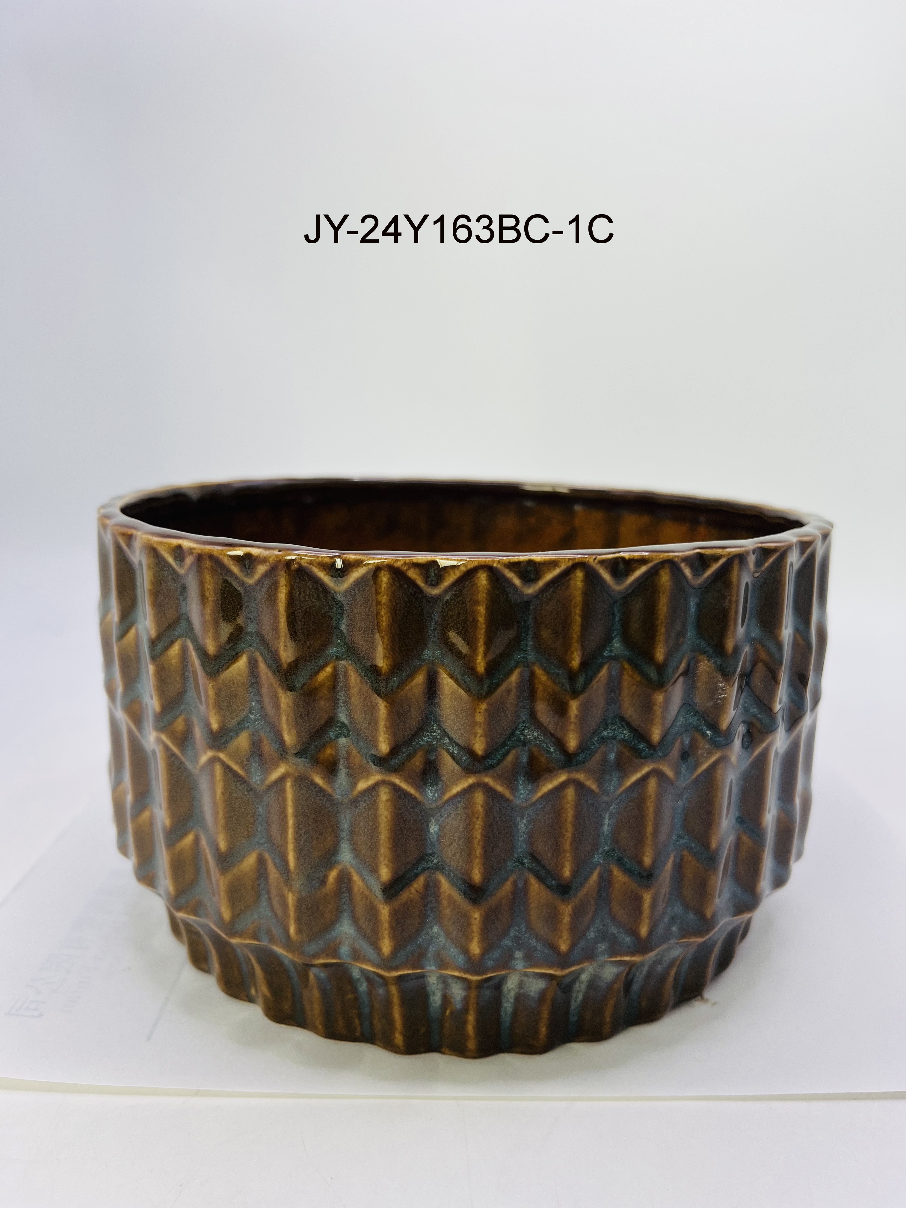 Porcelain pot