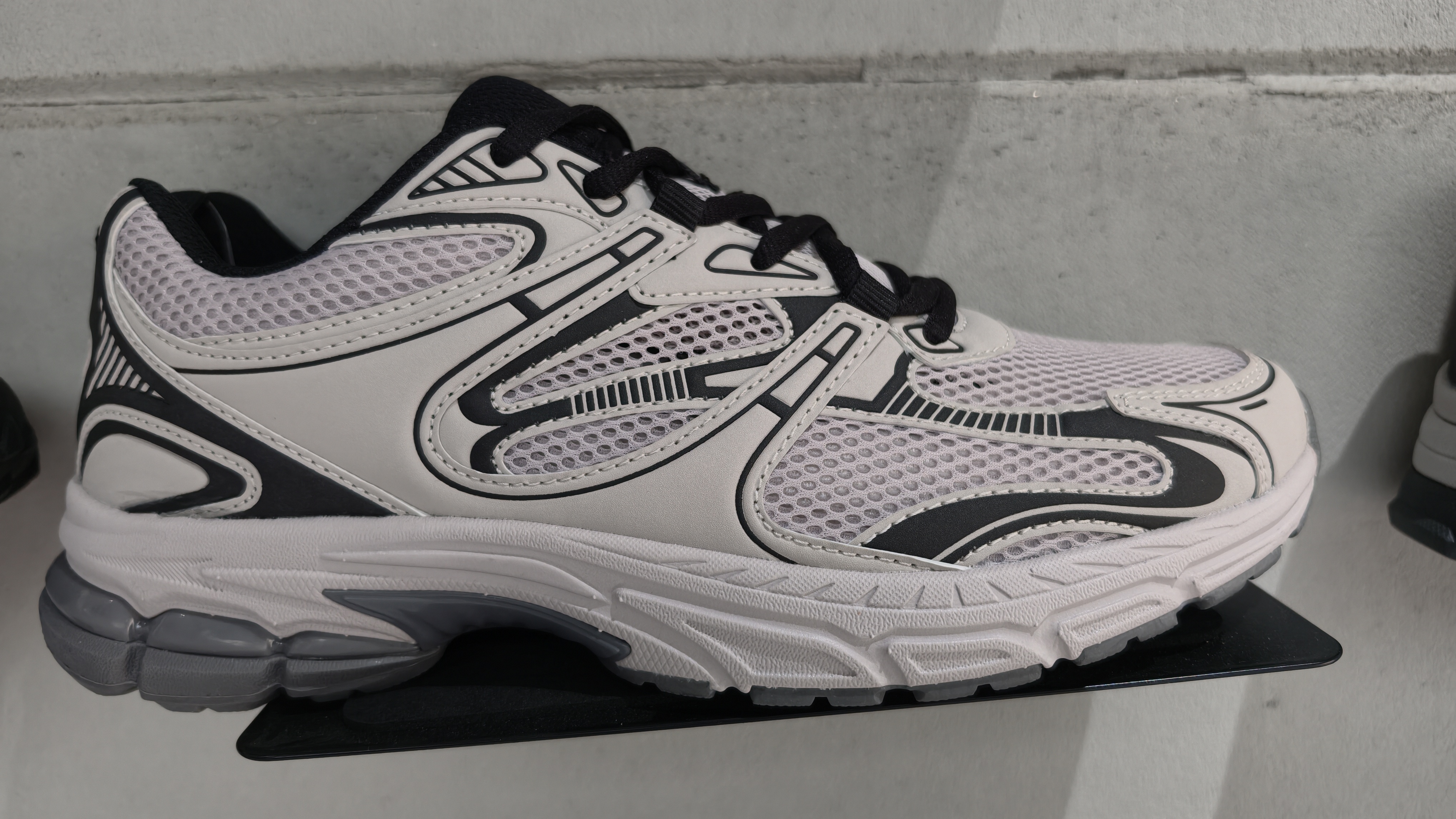 Sport shoes