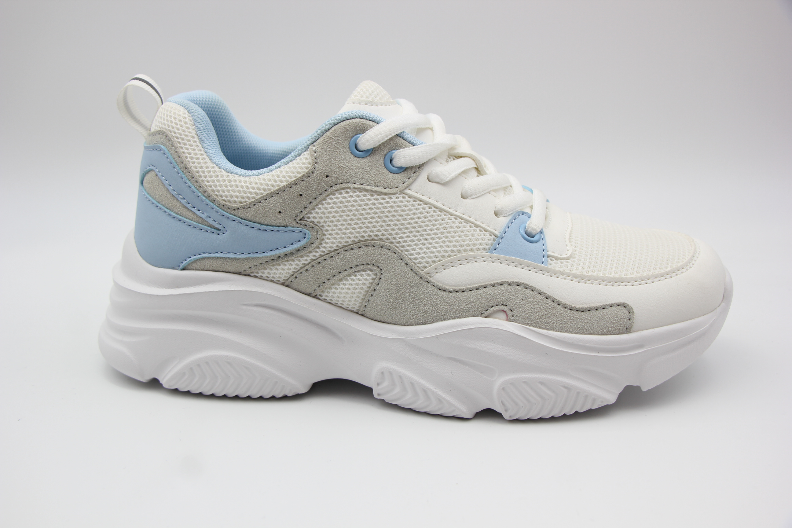 Mesh breathable sports shoes