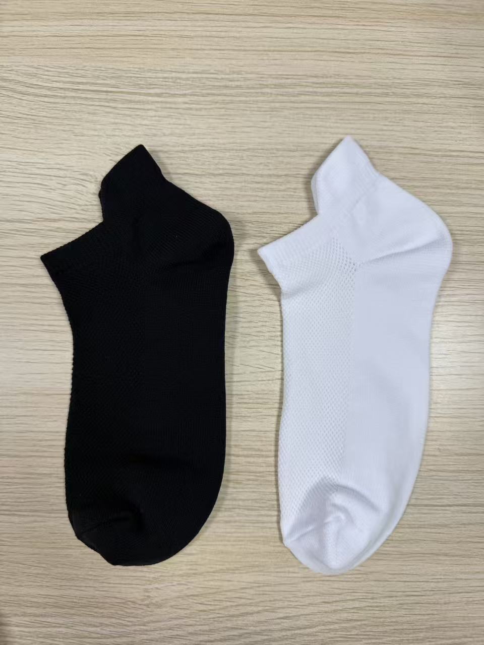 The lady's short socks with shallow cuffs