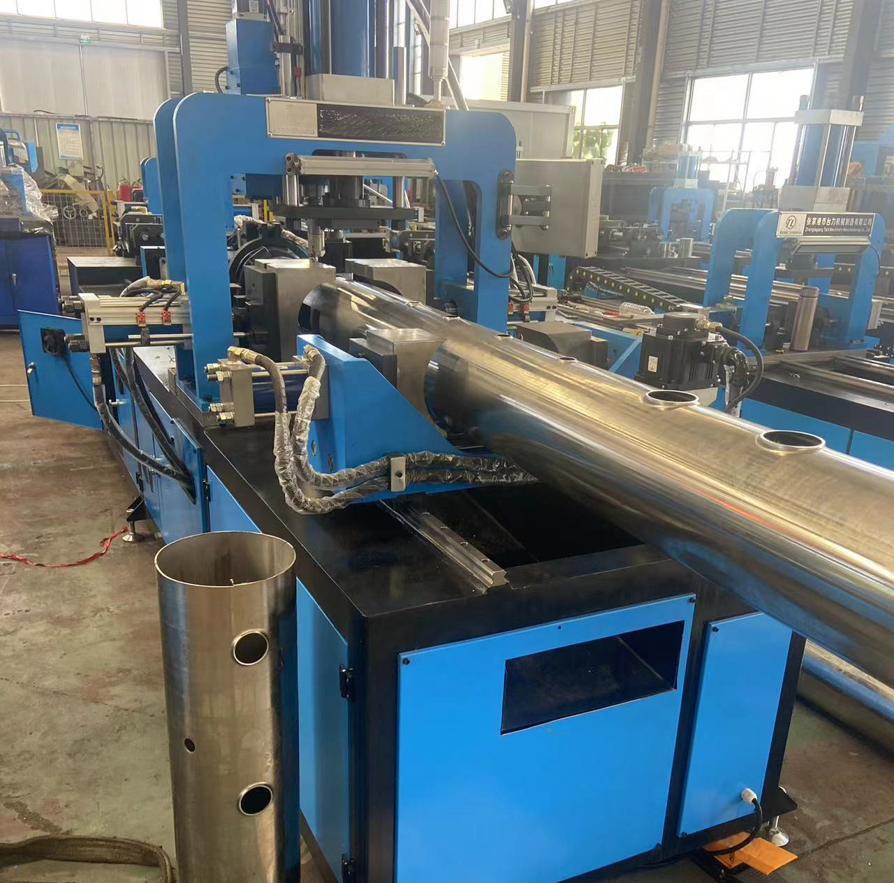 Liquid stainless steel pipe punching collaring machine