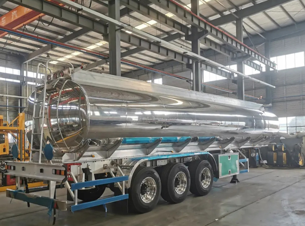 Aluminum Alloy Oil Tanker/Tank China Factory 40Cbm 3 Axle Semi Trailer with Air Suspension