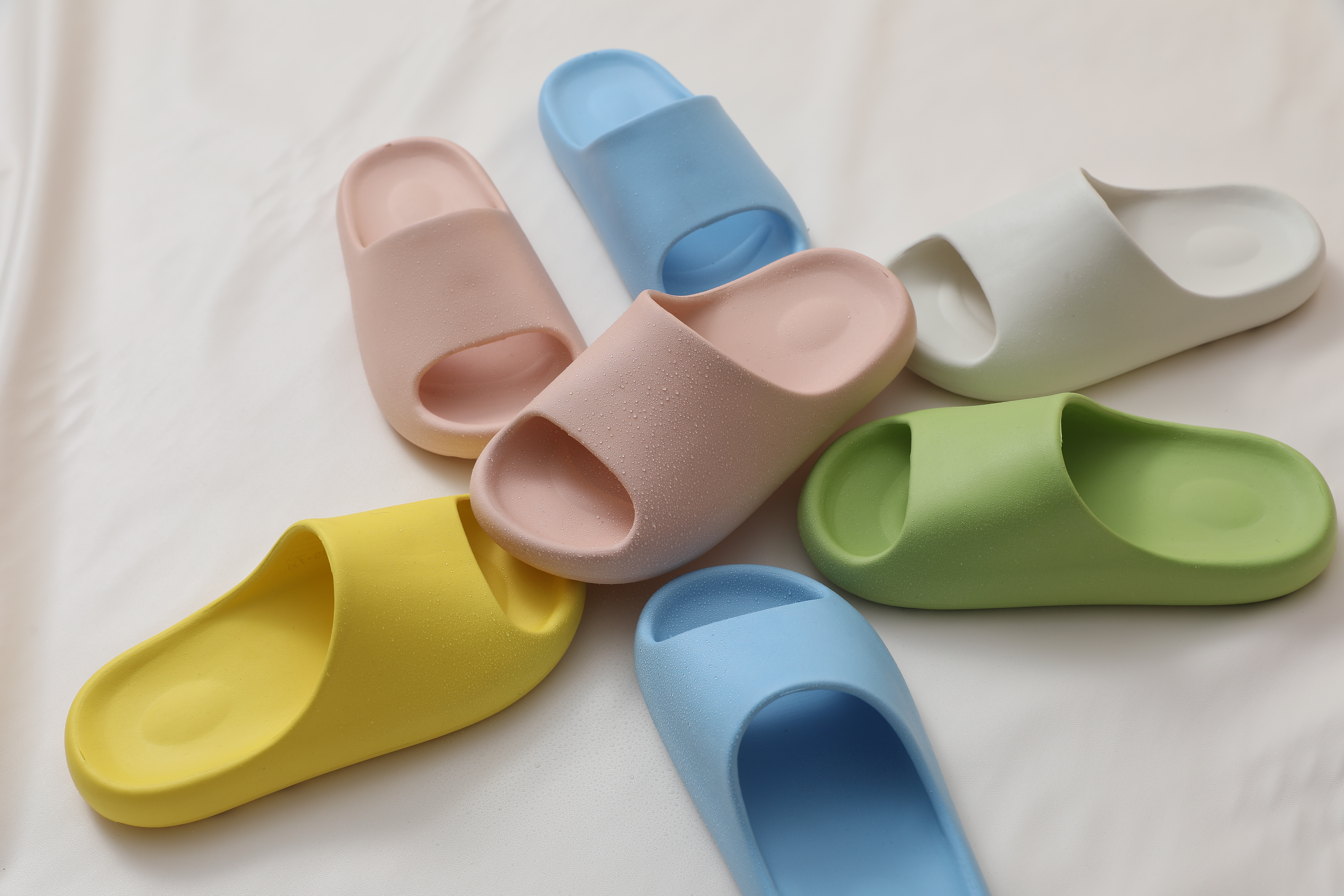 Slipper with a "foot-stomp" texture