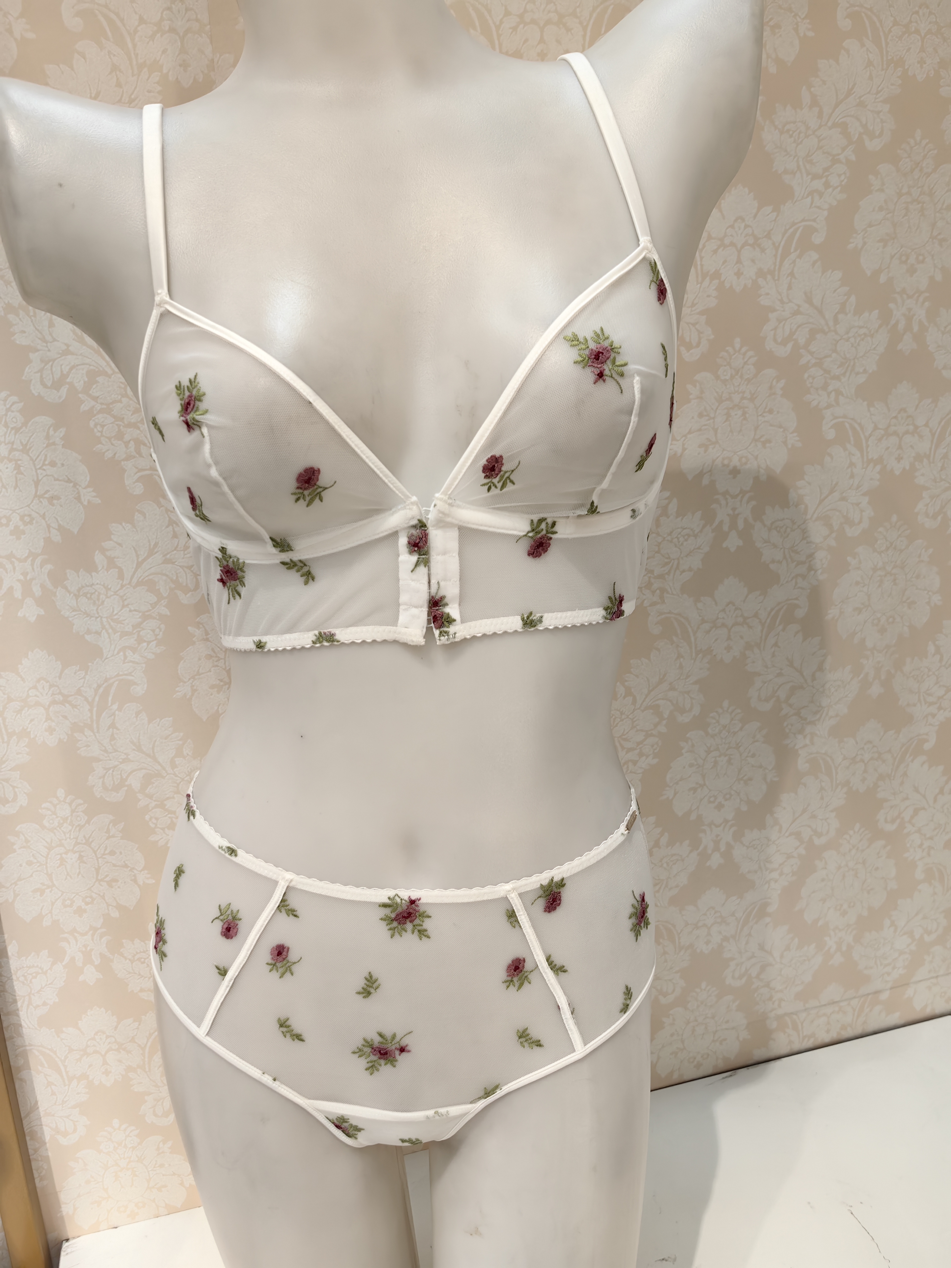 Embroidery bra and brazilian