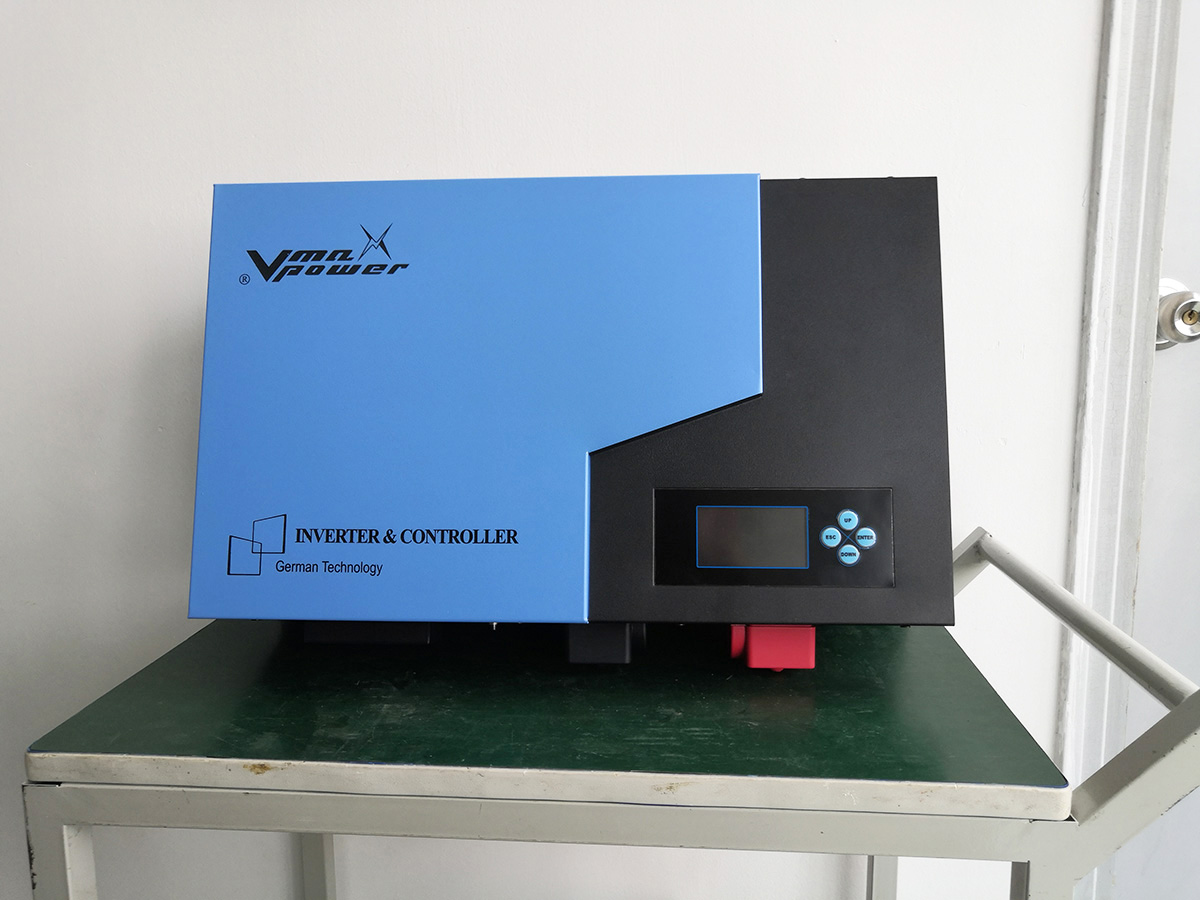 Solar hybrid inverter with MPPT Controller