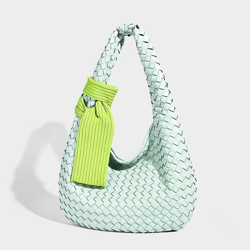 2026 Spring Fashion Trendy Shoulder Bag for Women with Zipper Closure PU Material Portable Design