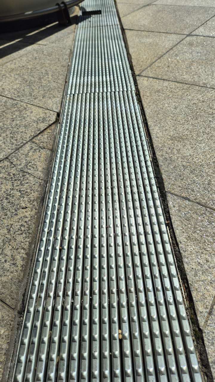 Steel grating