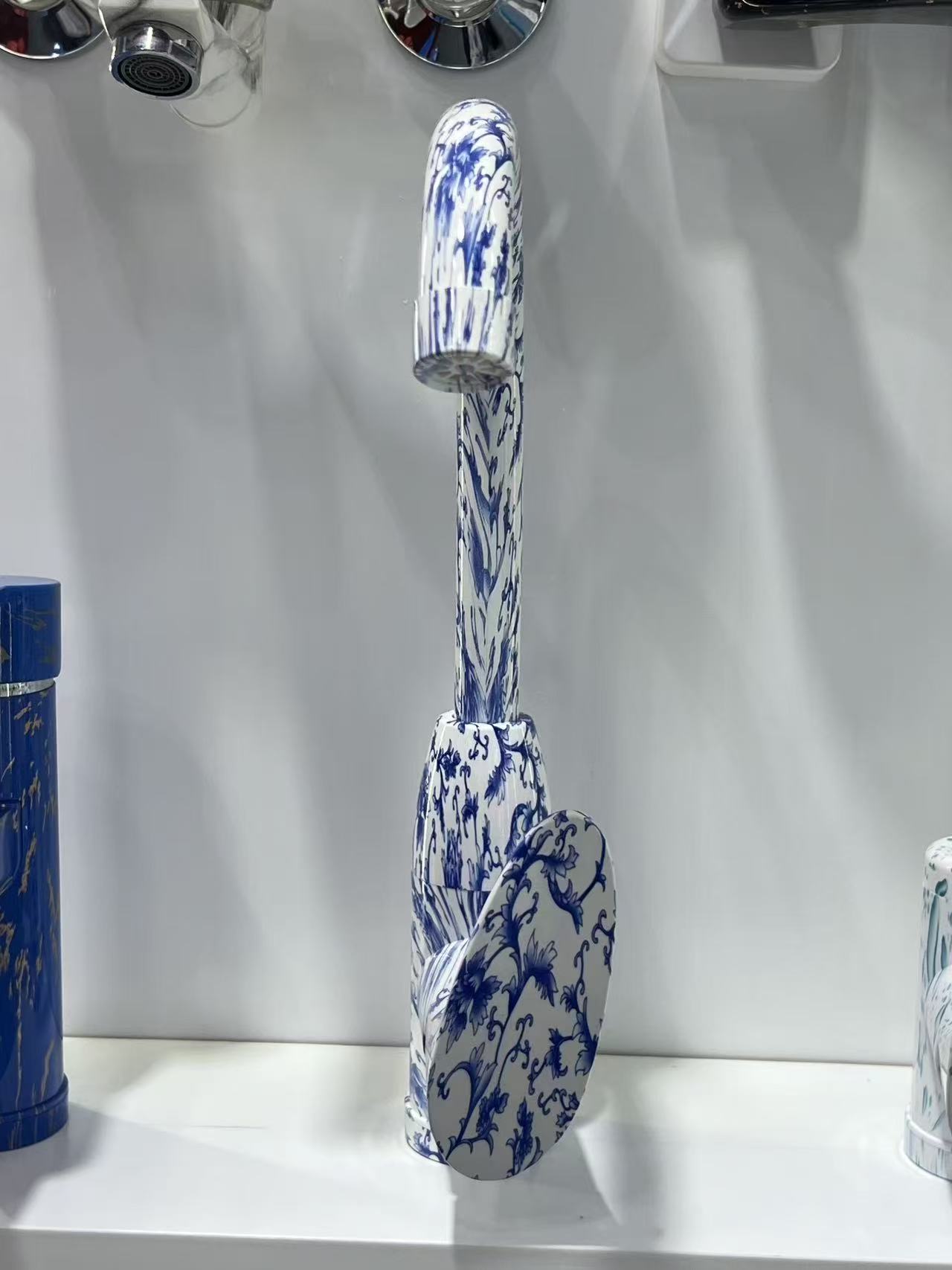 Blue and white porcelain pattern faucet