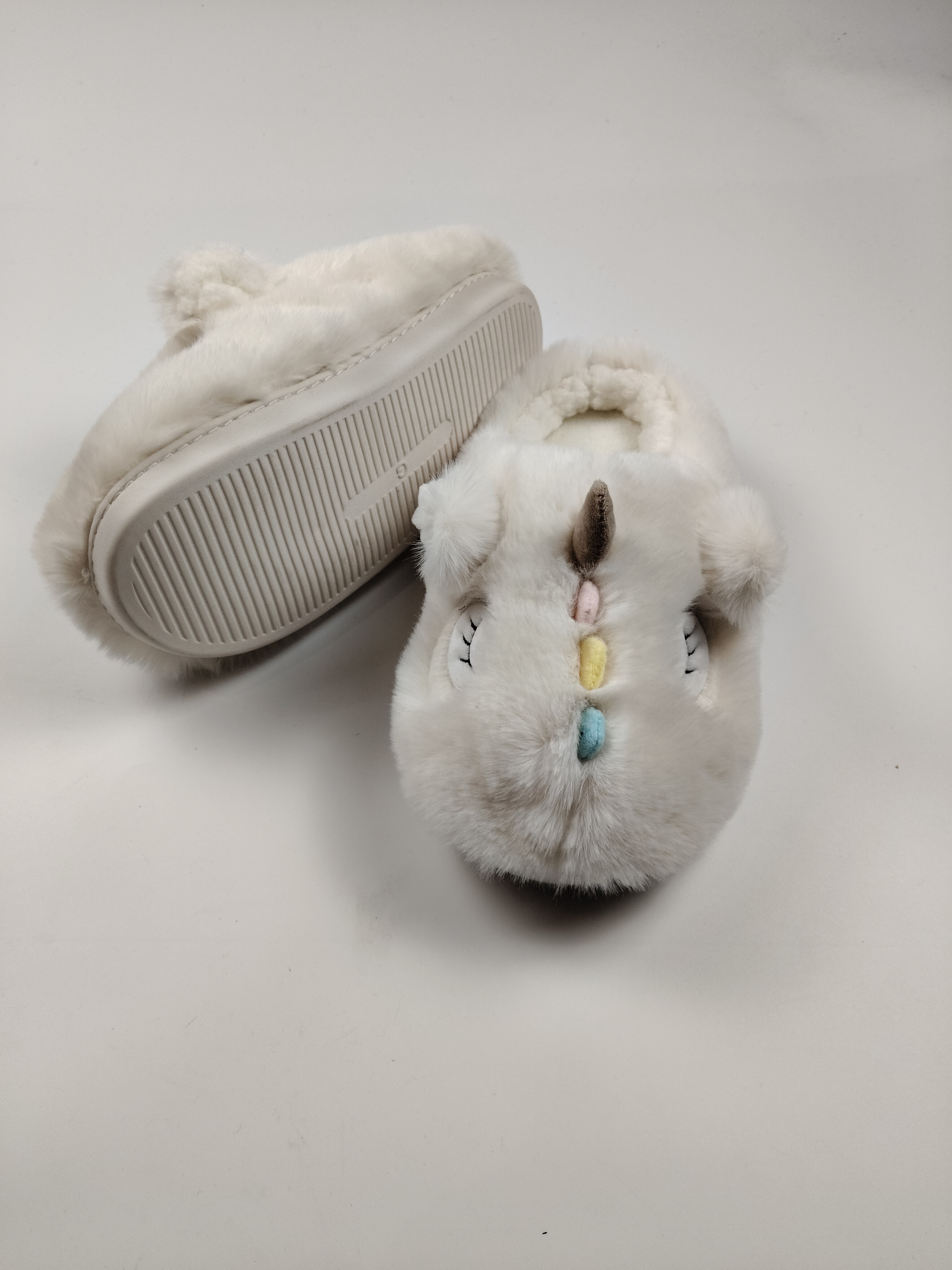 Indoor shoes