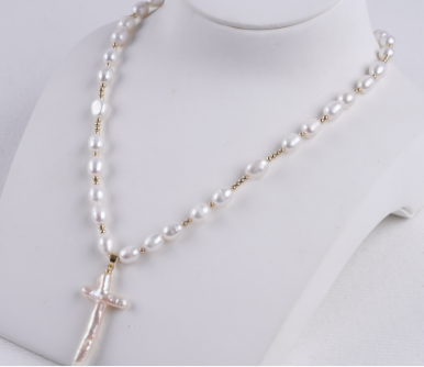 Wholesale Luxury Design White 6-7mm Rice Freshwater Pearl Cross Pearl Pendant Necklace