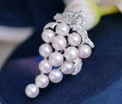 Elegant Gold Plated Grape Shape Freshwater Pearl Brooch