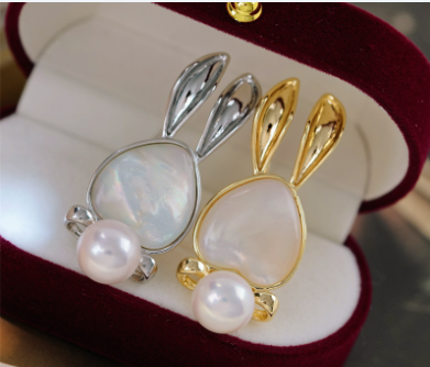 Heart-shaped Shell Rabbit Classic Gold Plated Copper Pearl Brooch