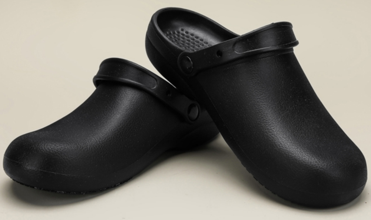 Slippers non slip, oil resistant, fall resistant, and waterproof can be used in the operating room