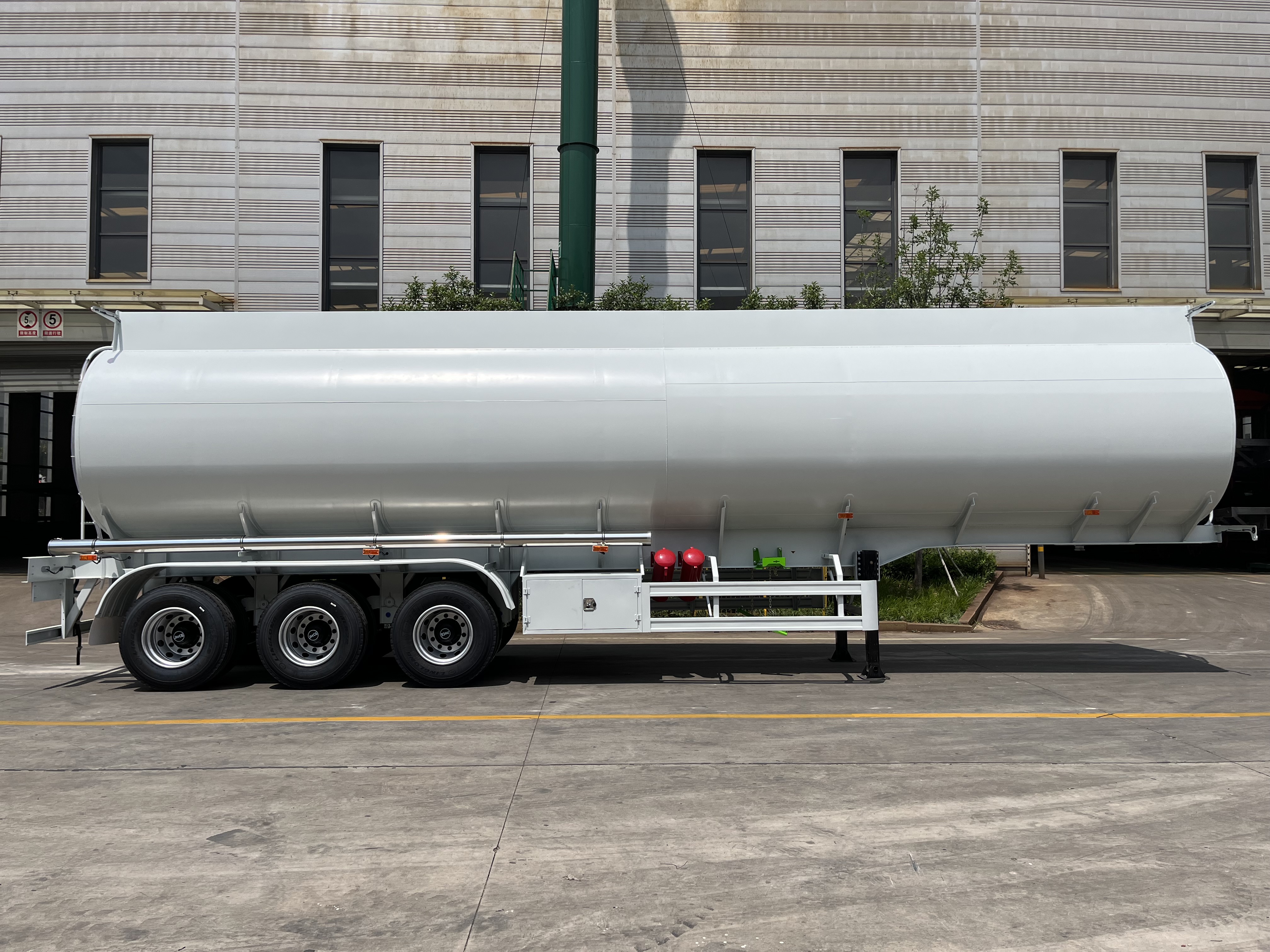 Fuel tanker semi trailer